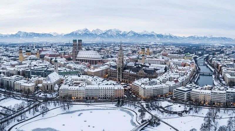 Hand unterzeichnet Kreditvertrag für Immobilienfinanzierung — Nahaufnahme